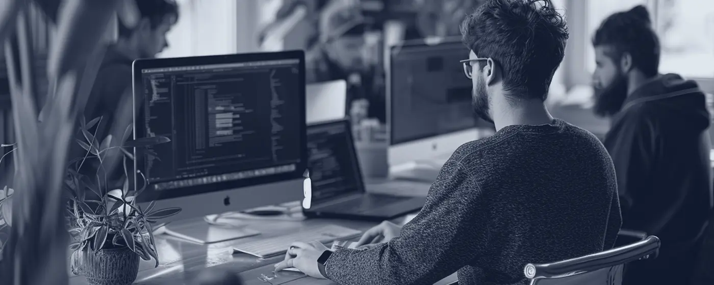 Equipo trabajando en computadoras